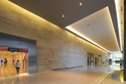 HALL ACCESO NUEVO EDIFICIO, CLÍNICA LAS CONDES